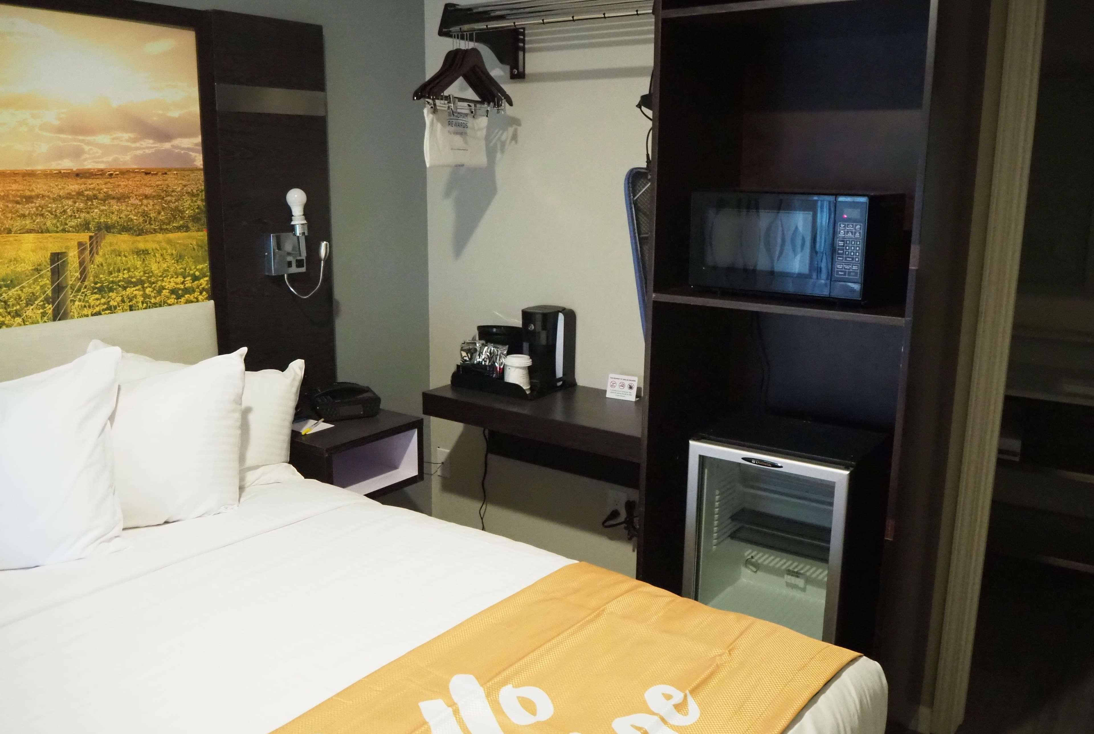 Days Inn By Wyndham Galt - Elk Grove South Eksteriør bilde