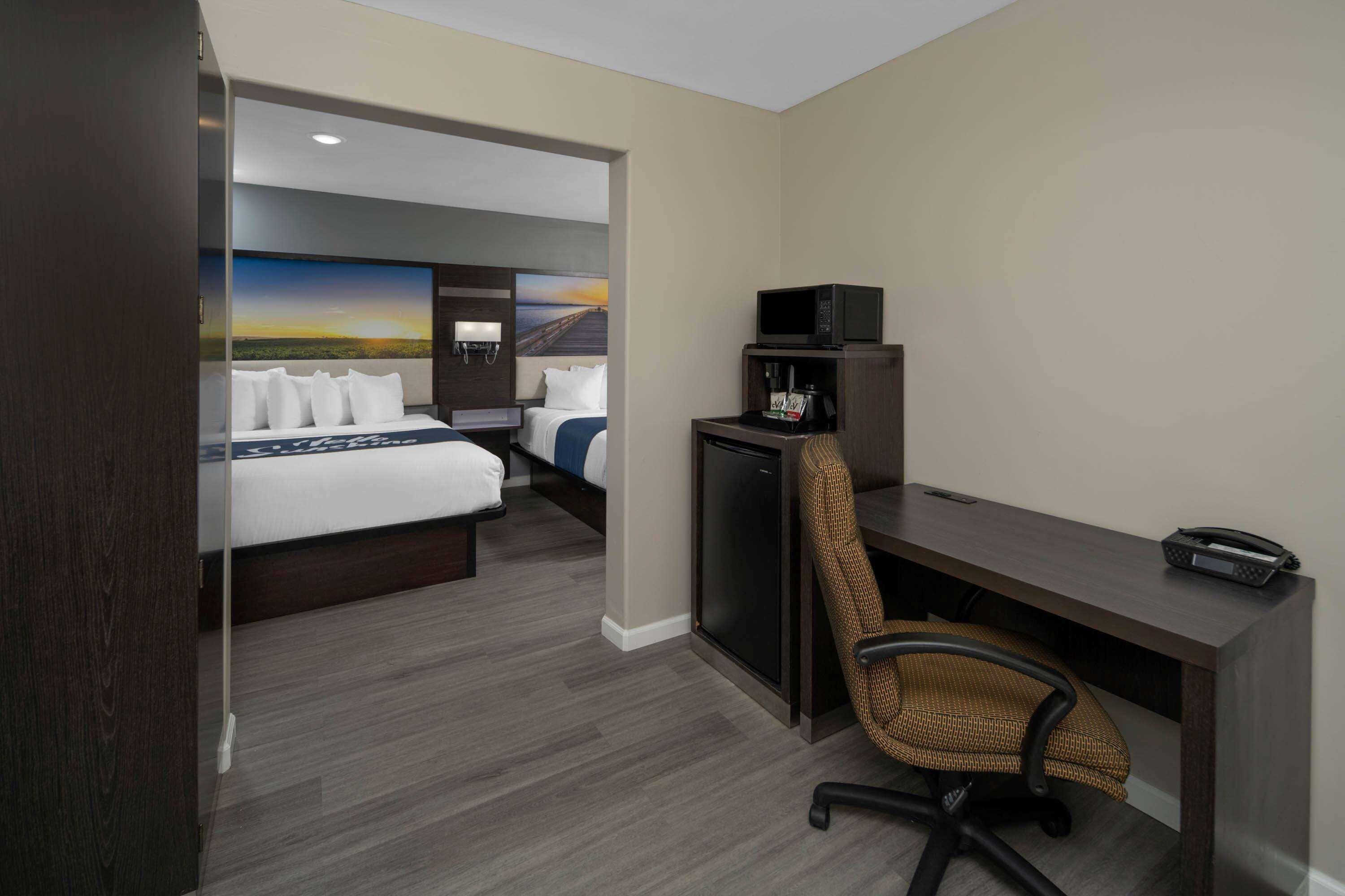 Days Inn By Wyndham Galt - Elk Grove South Eksteriør bilde